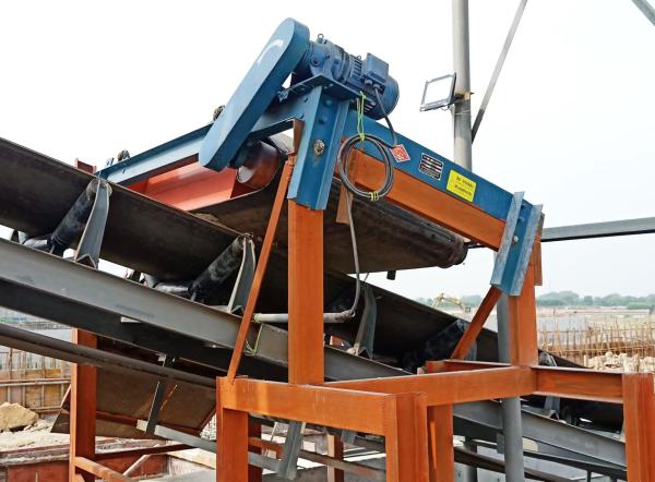 Self Unloading Permanent Magnetic Iron Remover 300mm For Industrial Conveyor