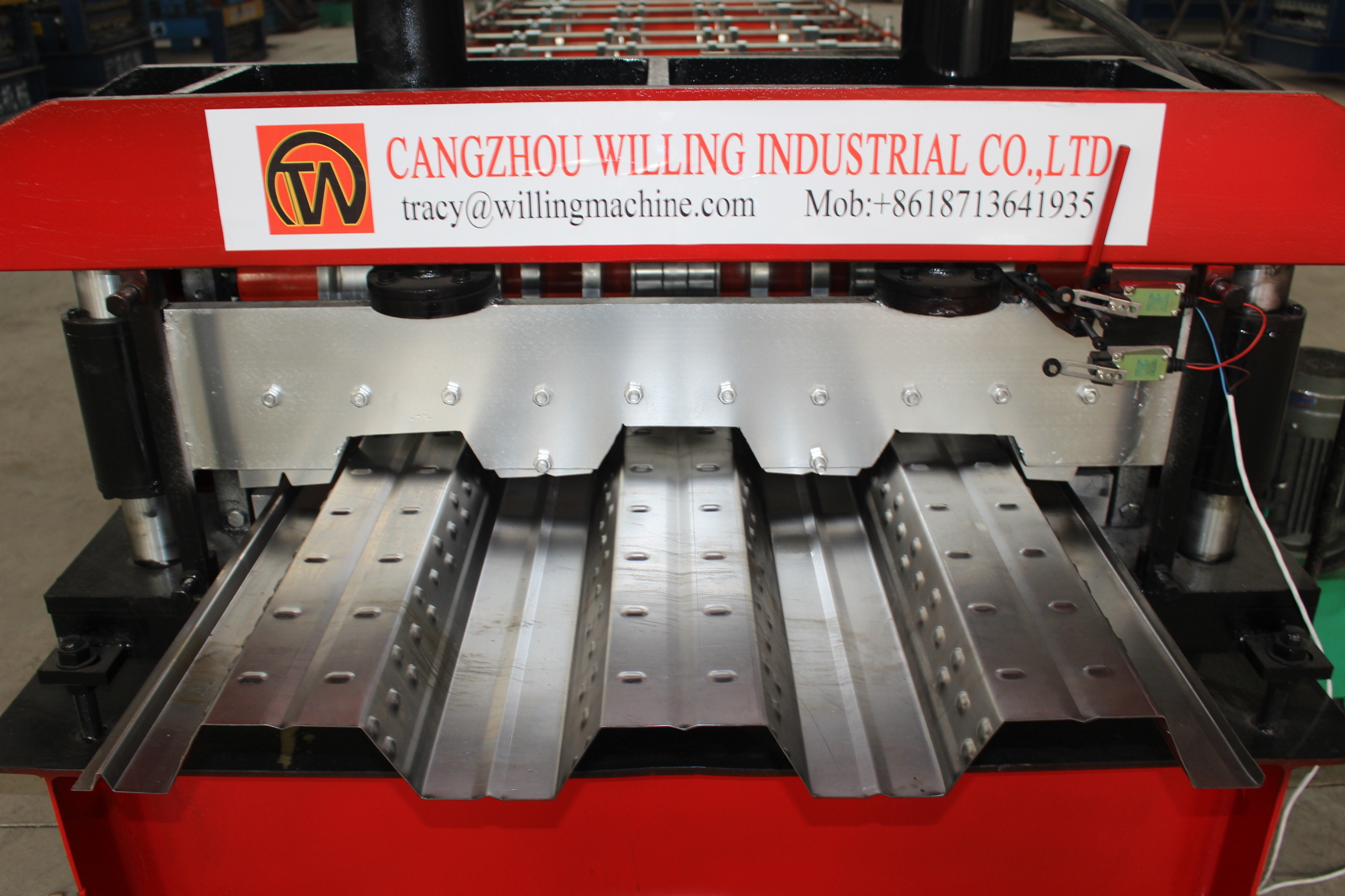 Chain Transport Roll Forming Line Metal Steel Sheet Decking Floor Production Machine