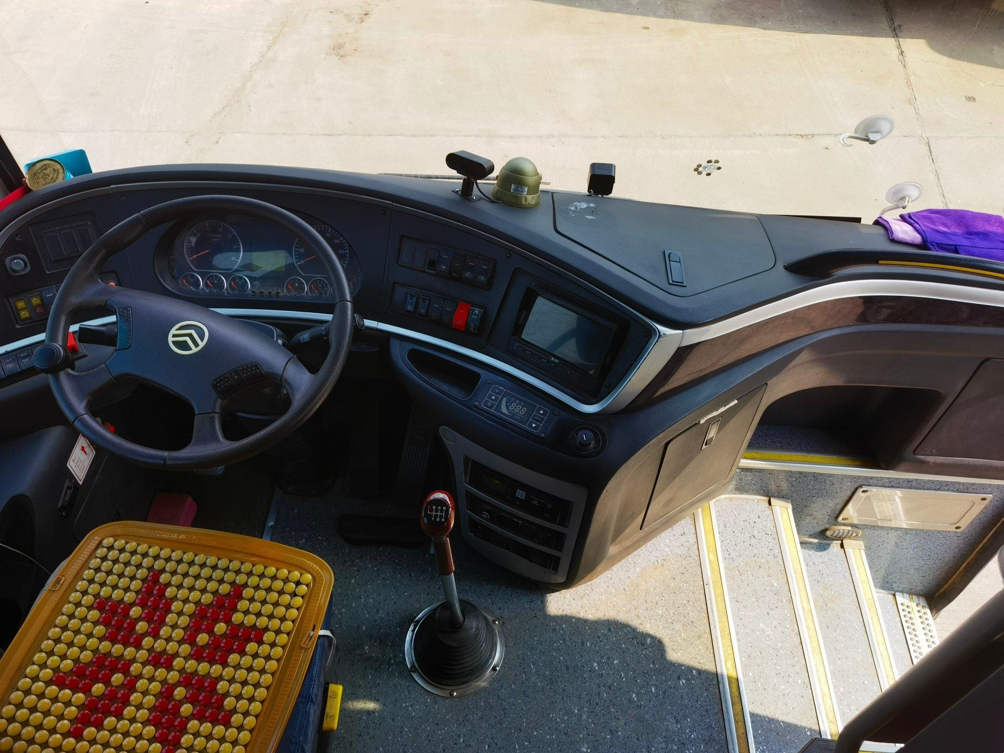 30seats 2+2 Layout Golden Dragon Mini Bus Vehicle Tourist XML6807 Rear Engine Bus