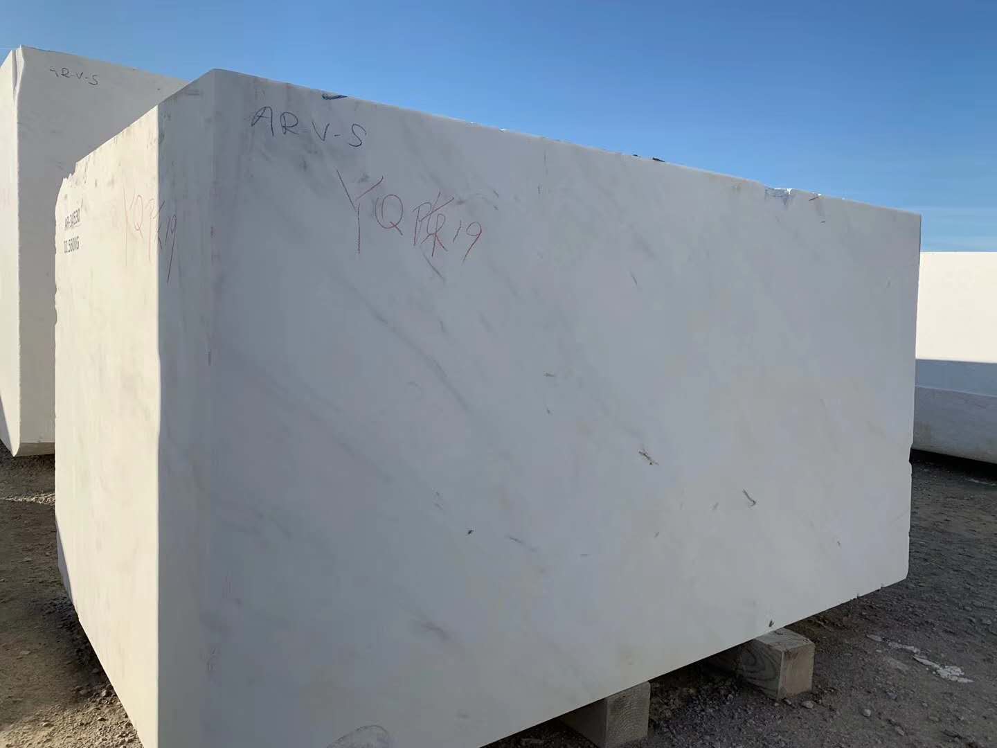Polished Finish White Marble Stairs with Glass Railing from Italy ODM OEM Offered