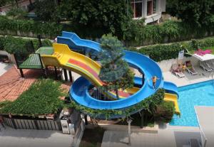 Wholesale OEM Swimming Pool Water Slide Fade Resistant Fiberglass Spray Ground Pool Slide from china suppliers