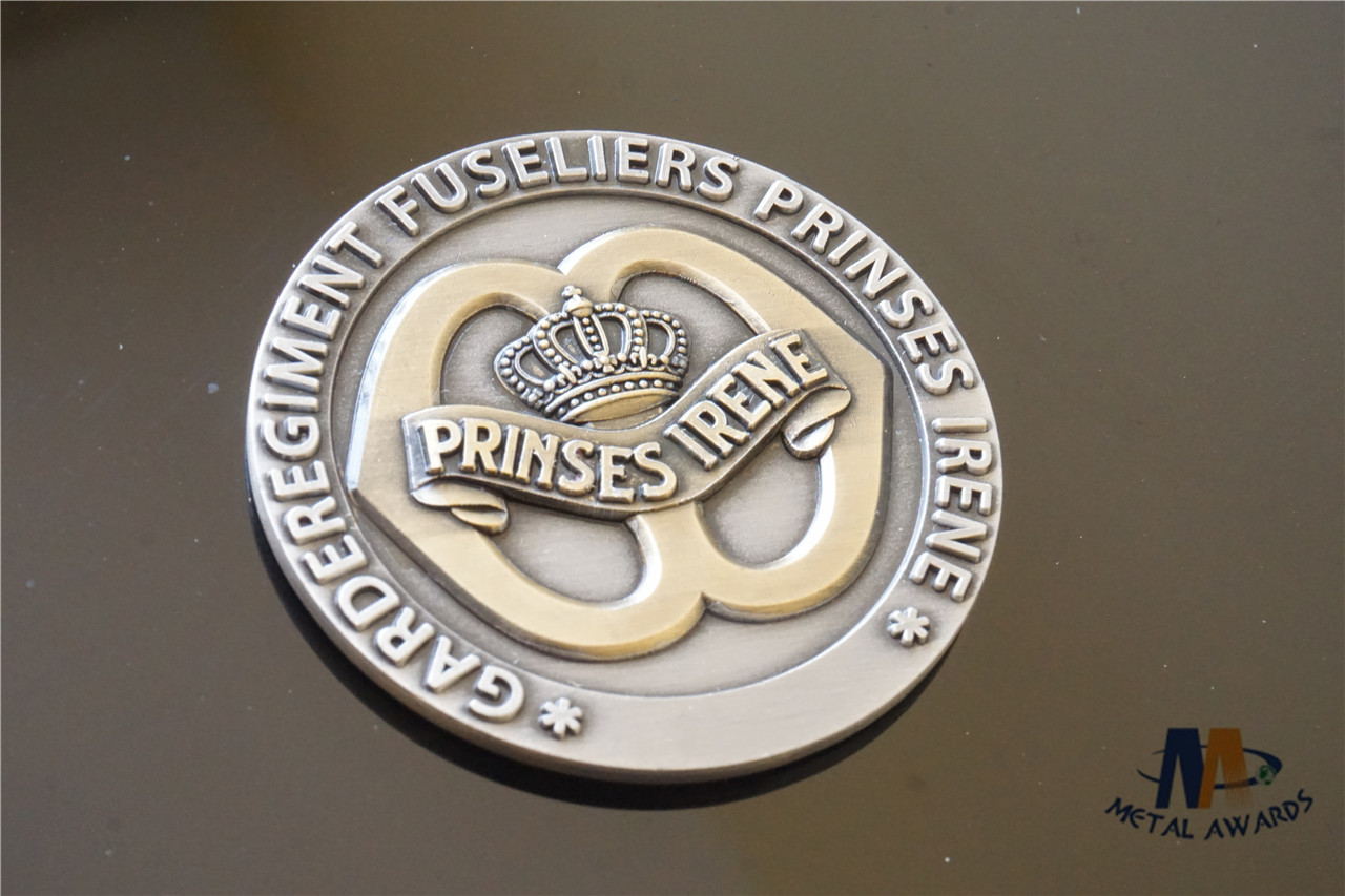 Cute Custom Challenge Coins Crown Double Tone Plating And Backside Engraved / Coin 3D Model