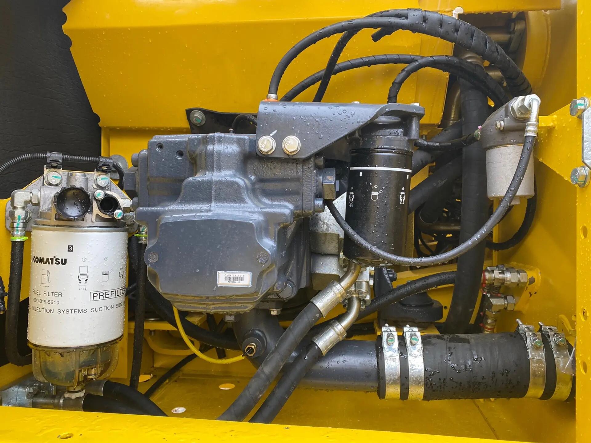 Used Japanese Excavator PC220 Original Hydraulic Cylinder with Cummins Engine