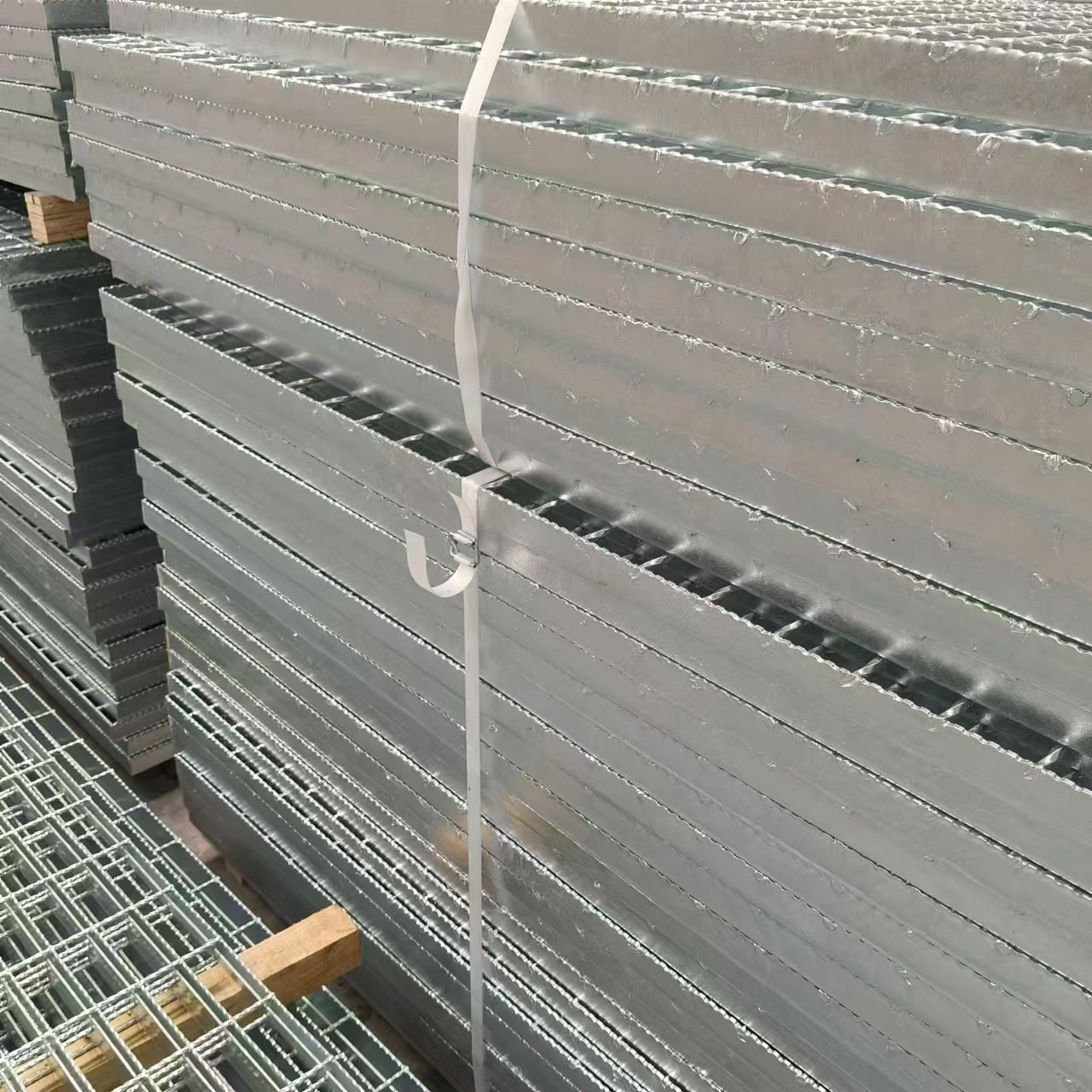 50mm Bearing Bar Pitch Steel Grating For Enhanced Efficiency