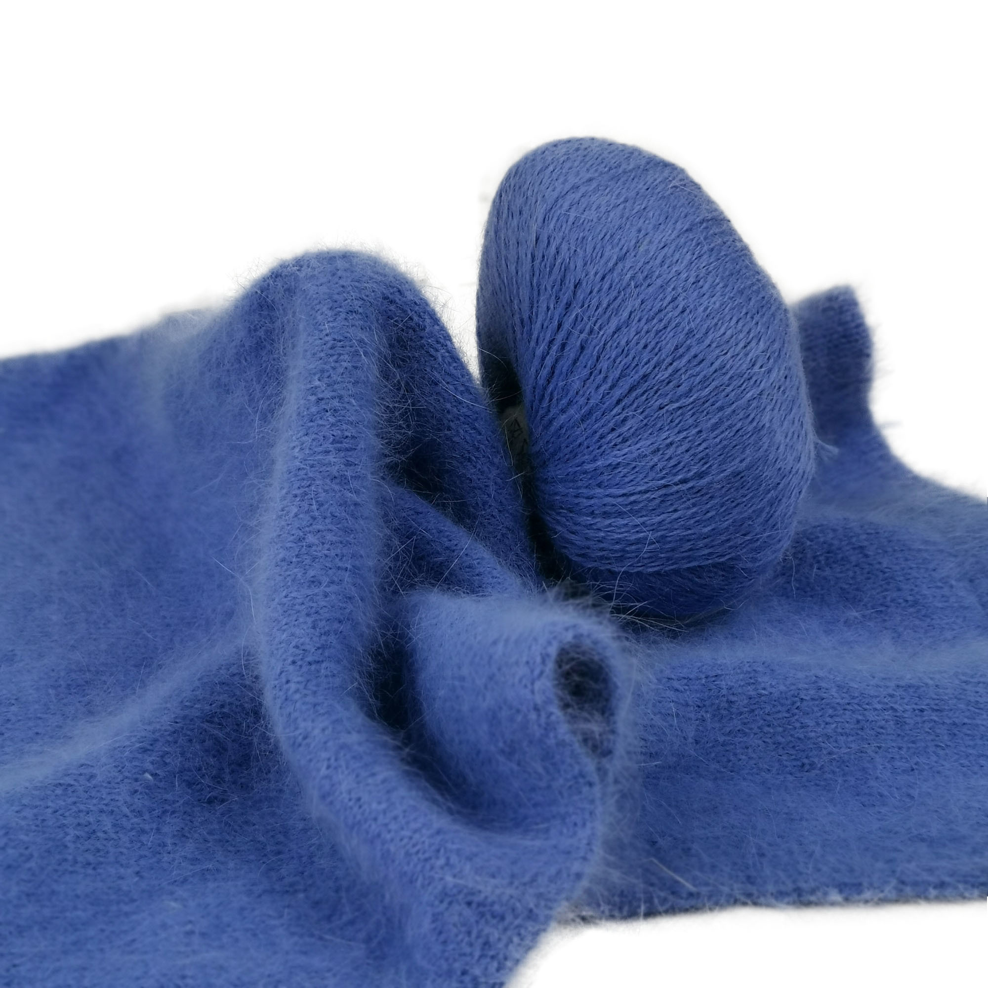 1/0.03NM 100% Polyester Fluffy Tube Giant Velvet Yarn Skin Friendly For Knitting Blanket Bag