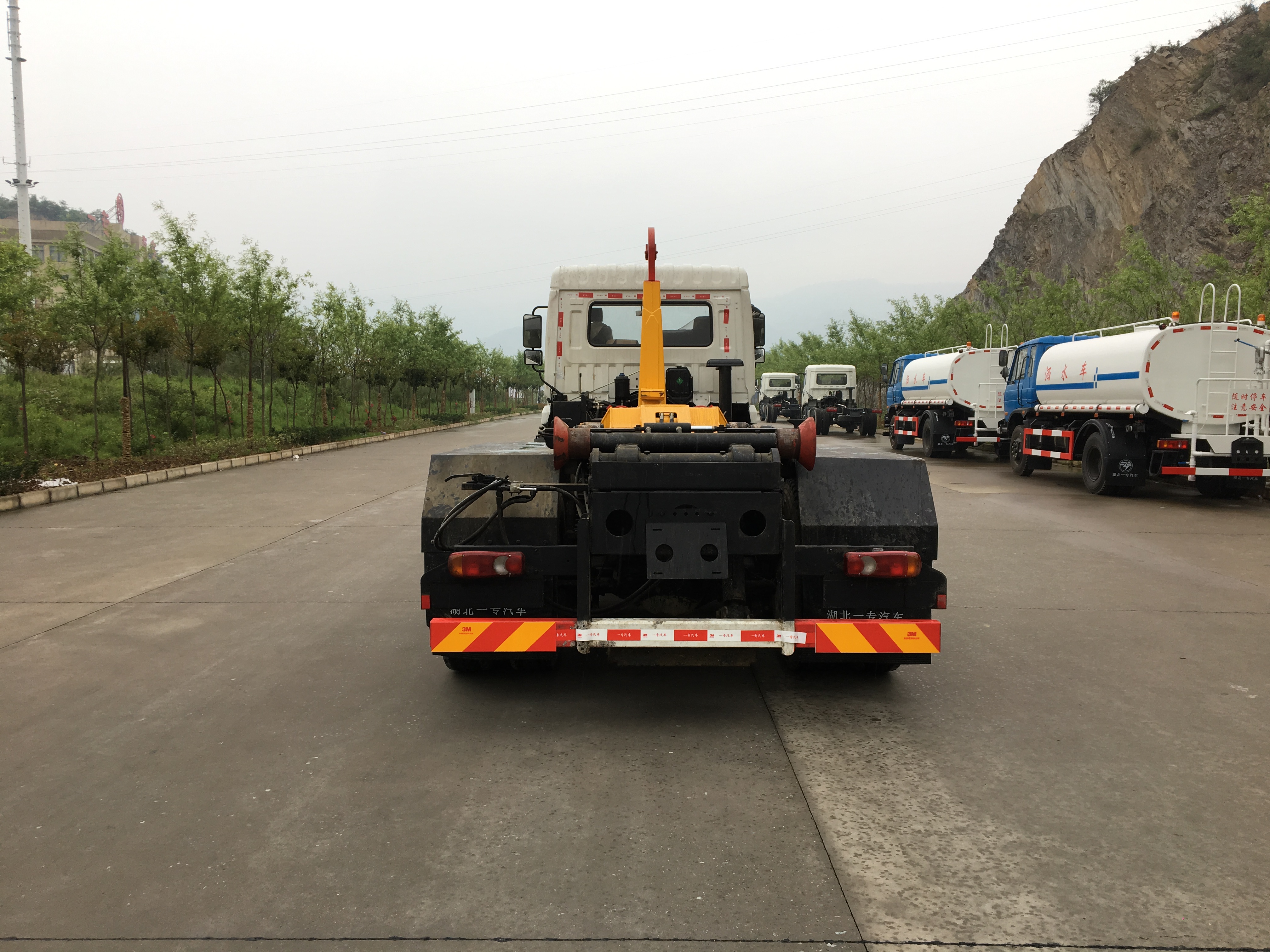 Euro 4 4X2 Compactor Rear Loader Recycling Roll Hook Lift Garbage Truck with Components