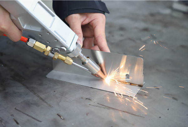 50KHZ Handheld Laser Welding Machine For Metal 1kw 1.5kw 2kw