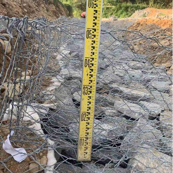 Durable Gabion Fence Constructed from Galvanized Steel Wire Mesh Ideal for Retaining Walls and Erosion Control Solutions