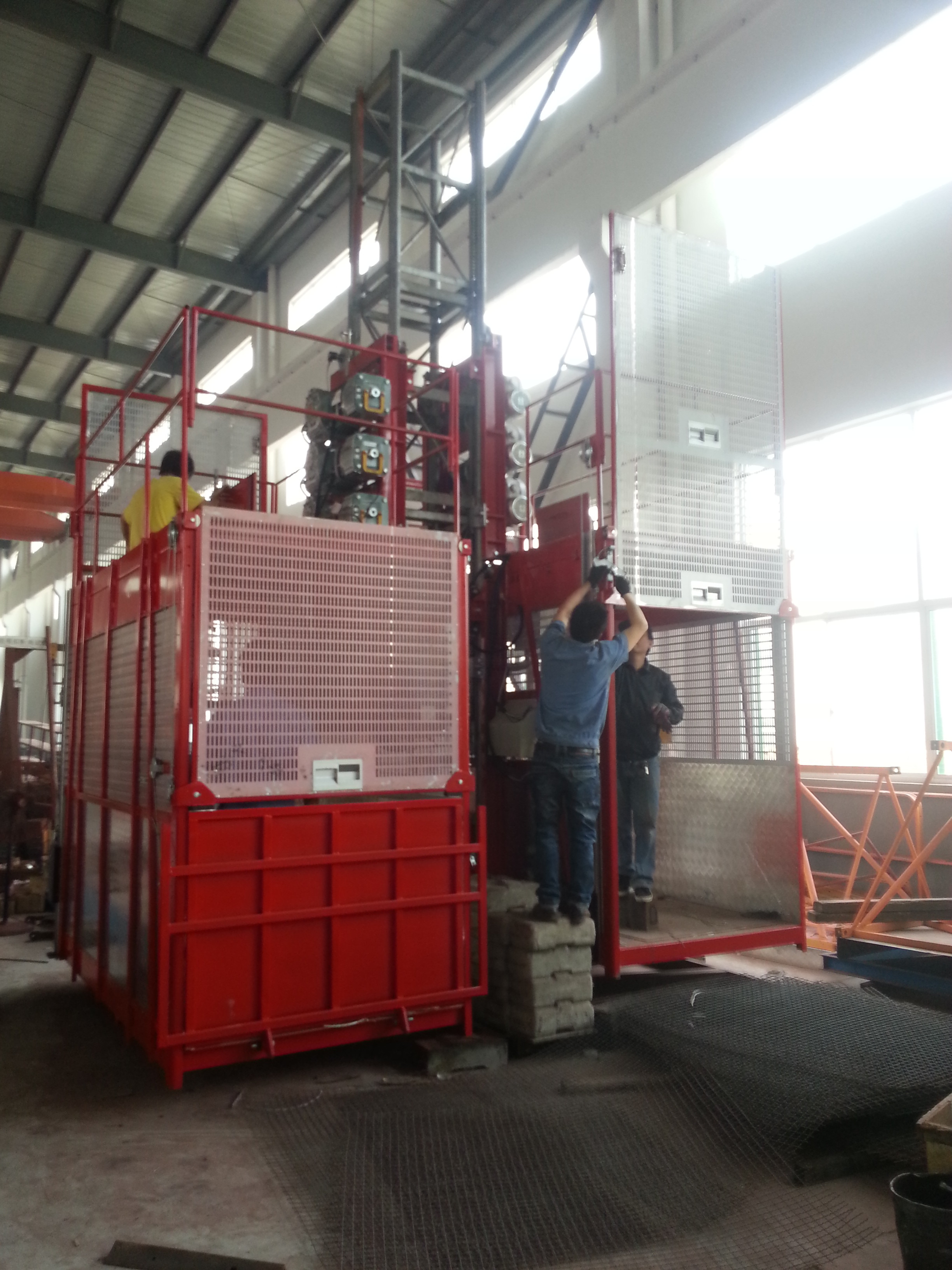 100m Single Cage Construction Hoist Elevator , Steel Galvanized Material safty easy accessibility