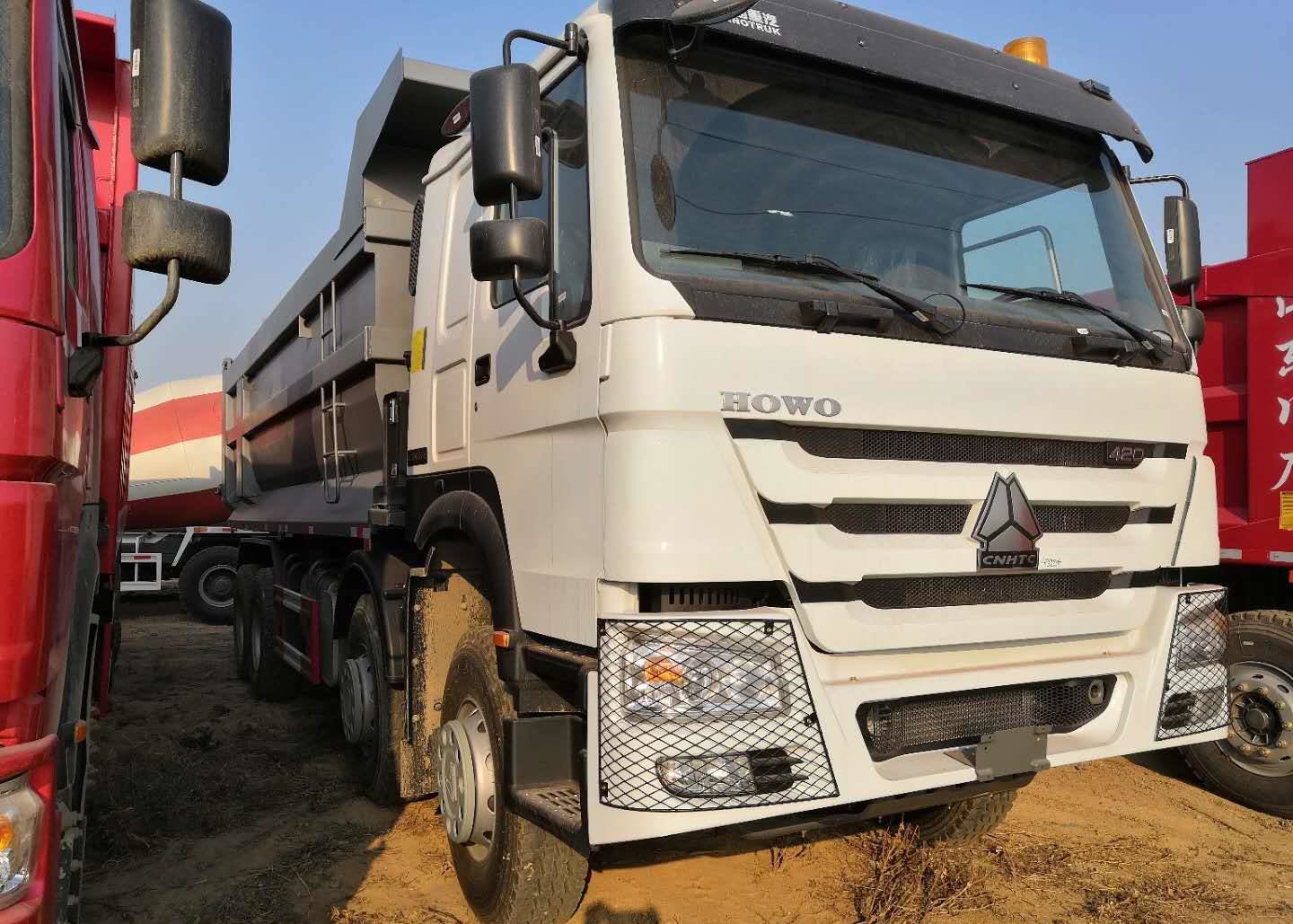 8x4 Driven 40 Ton Heavy Duty Dump Truck Howo 12 Wheel For 30 Cubic Cargo White Color