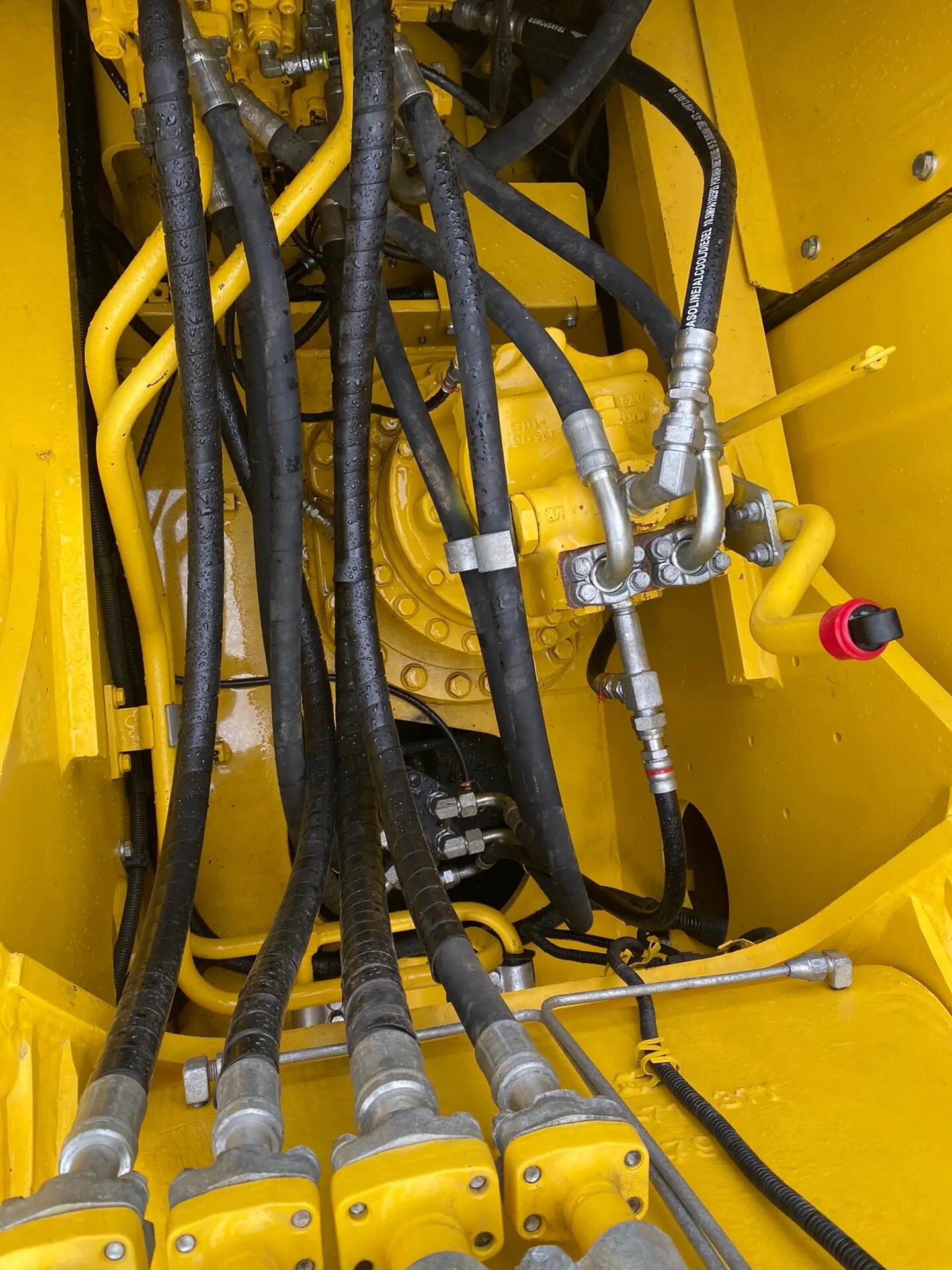 Used Japanese Excavator PC220 Original Hydraulic Cylinder with Cummins Engine