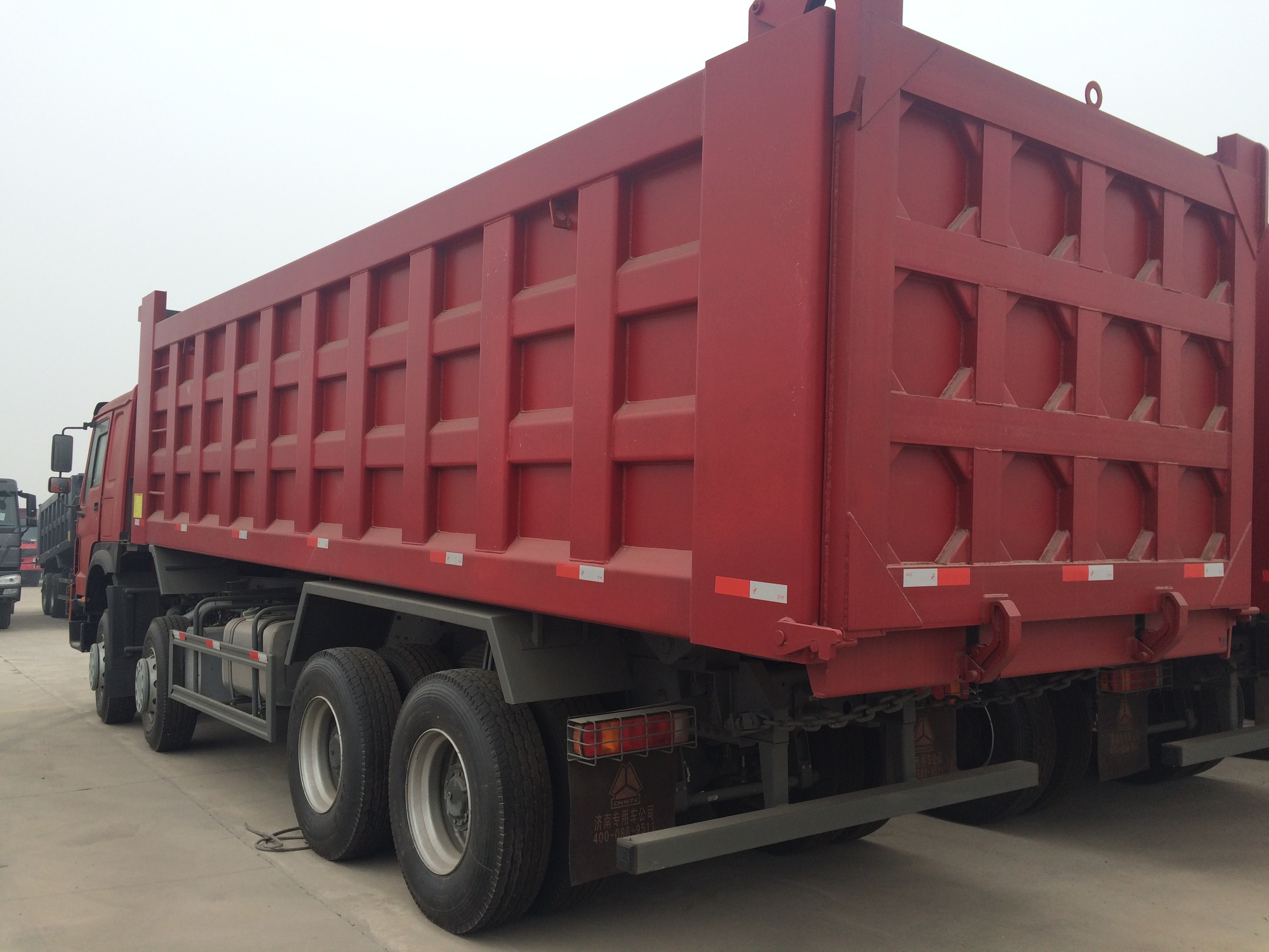 8×4 371HP Heavy Duty Dump Truck 32 Tons Load 30CBM Dump Box White Red Yellow Color