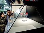 1080P Holographic Display 3D Pyramid 32'' Holobox For Innovative Advertising