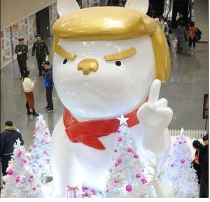 Wholesale cartoon Donald trump  statue dog image statue  in  door gate exhibition  fiberglass statue from china suppliers