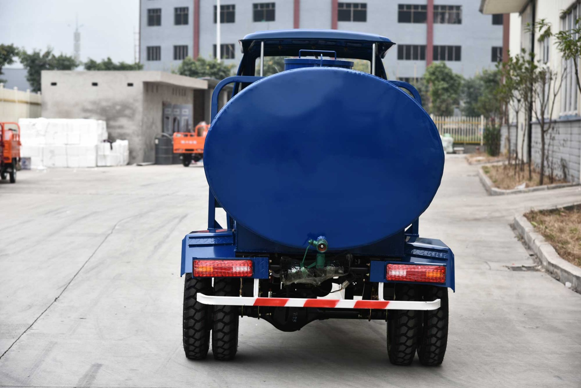 200cc/250cc/300cc Water Cooled Engine Blue Color 1600L Cargo Water Tank Tricycles