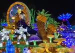 Large Dinosaur Fabric Chinese Lanterns Show Workers Customize Dinosaur Park To