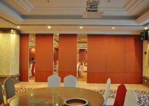 Wholesale Demountable Partition Folding Internal Doors Restaurant Movable Partitions from china suppliers