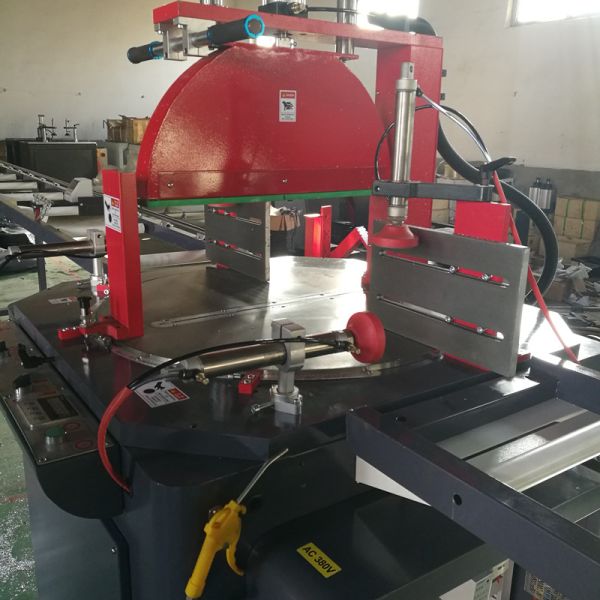 The machine to connect to the UPVC window pvc windows machinery Saw blade cutting aluminium shearing machine