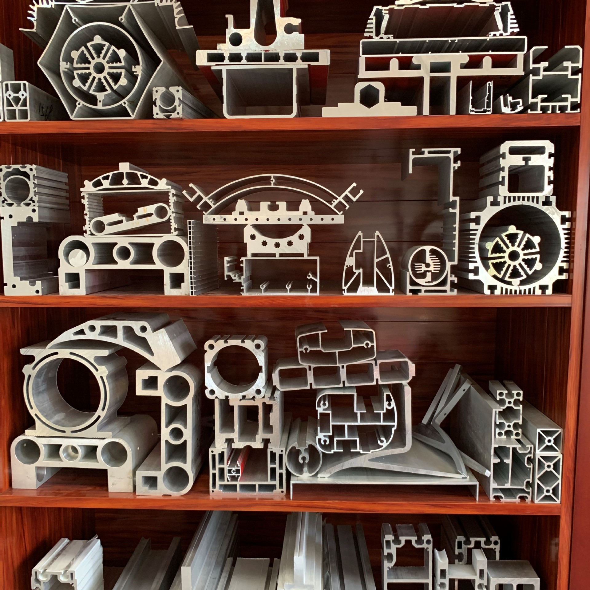 Bending Alloy Aluminum Extrusion Profiles Heat Sink Multipurpose