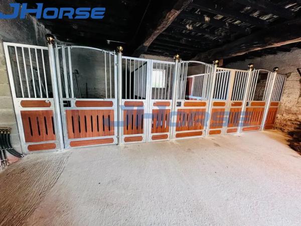 Heavy Duty Indoor Horse Stalls Hot Dip Galvanized Bamboo With Swing / Sliding