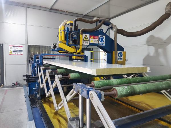 Fire Resistant Anti Aging PU Glass Wool Sandwich Panels With Color Coated
