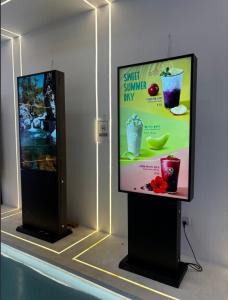 Wholesale 55inch 3000cd/m2 IP65 Ultra Slim Lightweight Aluminum Outdoor Digital Signage Display from china suppliers