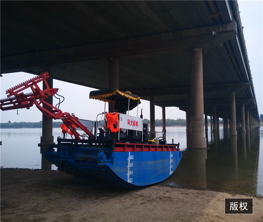 Floating 0.75m Aquatic Weed Harvester Boat With Crawler Chain And Propeller
