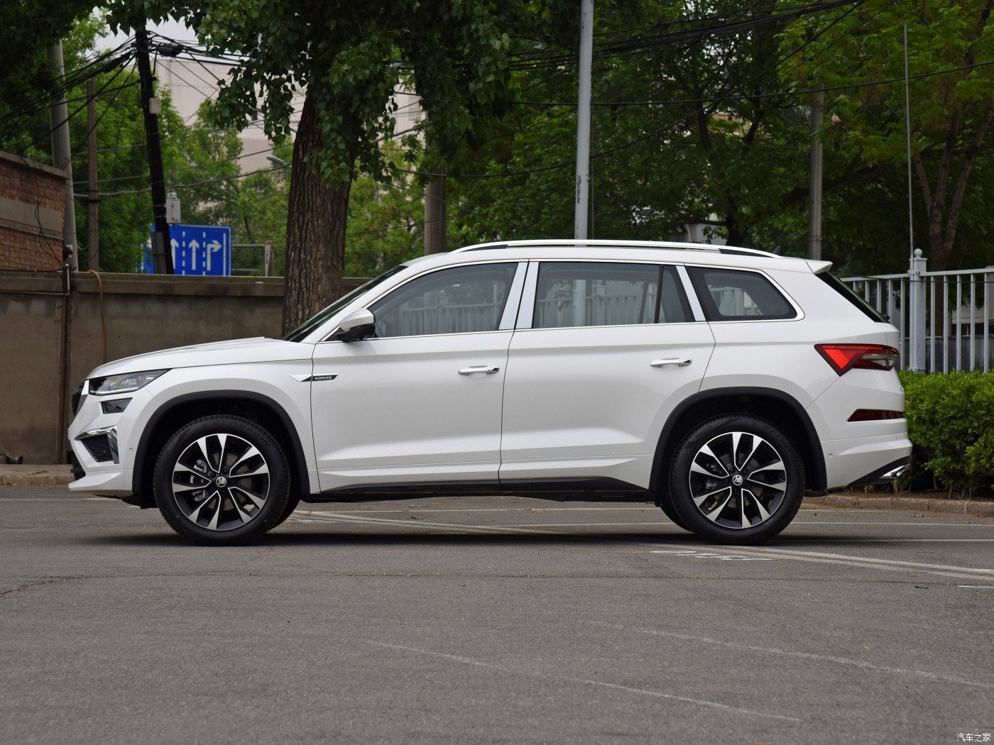 Skoda Kodiaq TSI380 7seat 4WD TOP Version gasoline car mobile phone wireless charging panoramic image