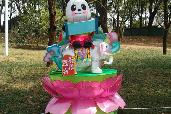 Characteristic Panda Decoration Fabric Chinese Lanterns Display Zoo And