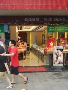 Wholesale P2.5 Smart Advertising LED Screens Outdoor waterproof Led Shop planter Shop user from china suppliers
