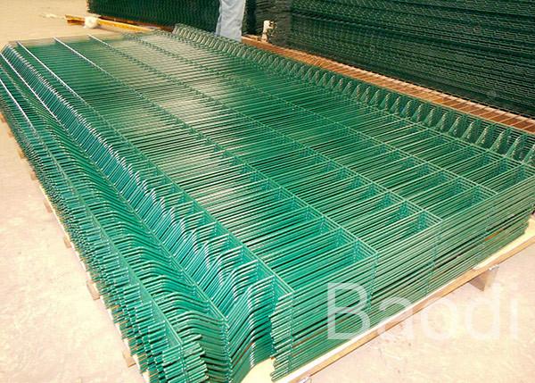 Backyard Triangle Curved Welded Steel Fence Panels , Vinyl Spray Panels For