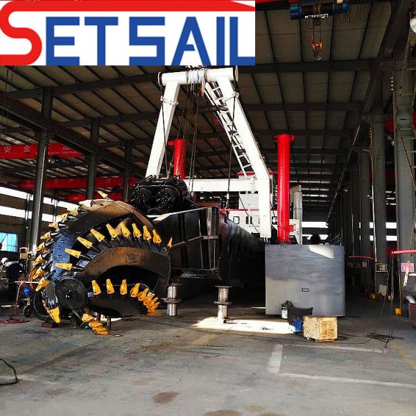 Maximum Discharge Distance of 800-5000 Meters Cutter Suction Dredger with HDPE