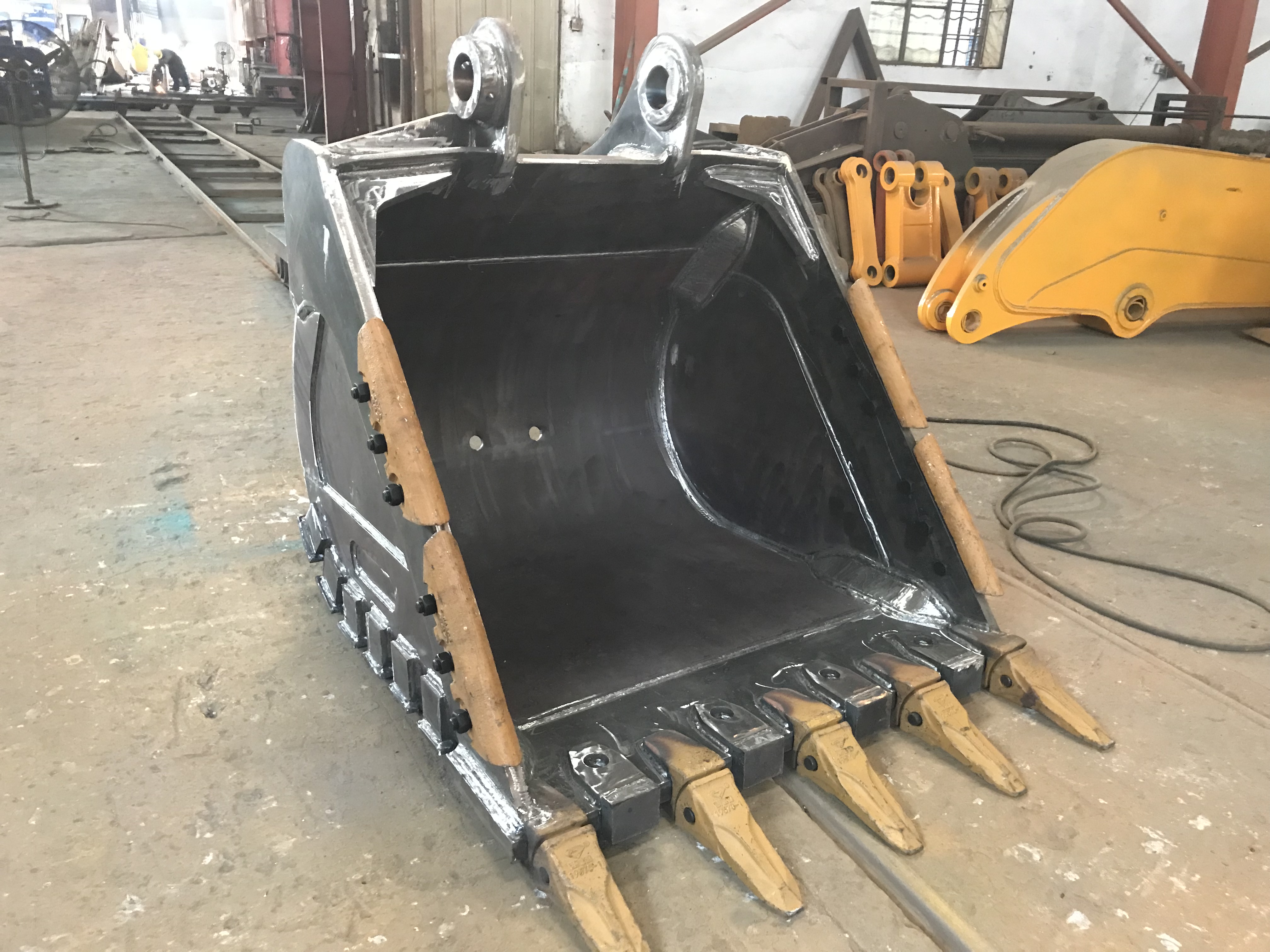 Sharp Teeth Excavator Bucket with Durability Q355B NM400 Hardox500 0.25-4.3cbm Capacity