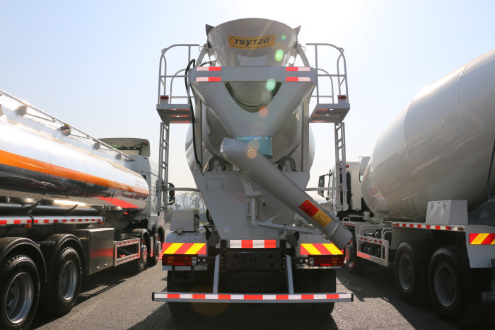 White Color Big Horsepower Concrete Mixer Machine 6 x 4 Type Three Axle