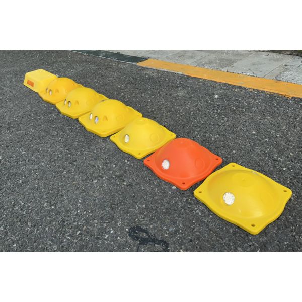 20 years' Manufacture Ceramic Road Stud Reflective and Weathering Resistance >16280h for Traffic Safety