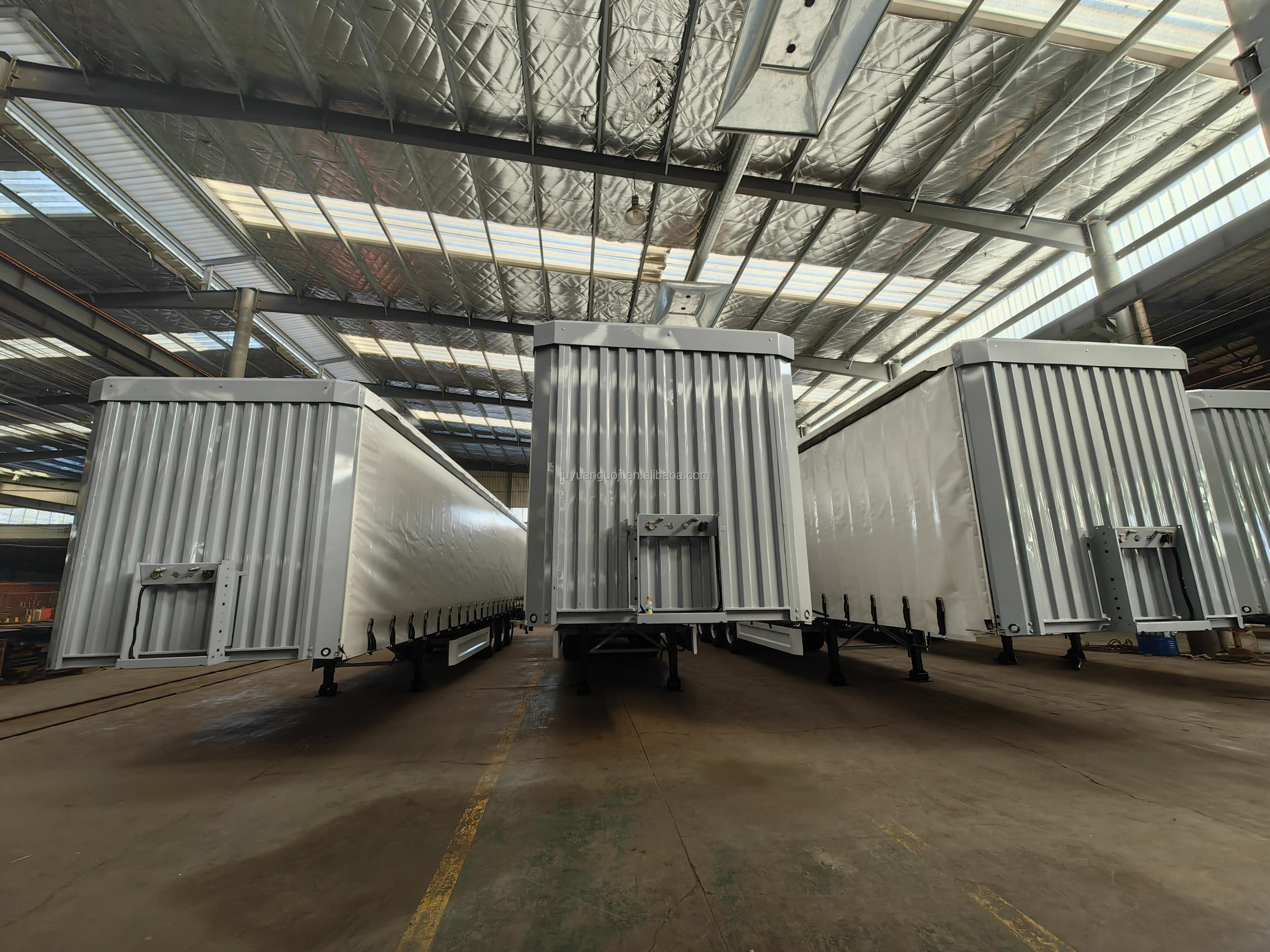Customization Tarpaulin Type Box Truck Trailer for Bulk Cargo Transport in Russia