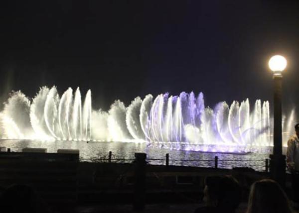 Floating Water Fountain Show , Computer Controlled Water Fountain With Colorful