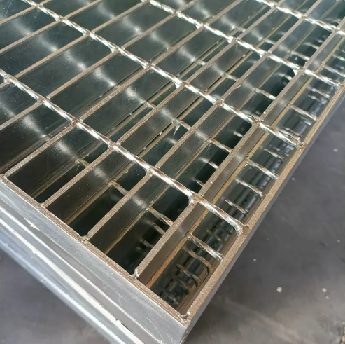 Hot DIP Galvanized Steel Grating with Anti-Slip Features and Customizable Sizes for Industrial Use