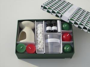 Wholesale Red &amp; Green Cinnamon chai fragrance scented tealight candle &amp; floating candle packed into gift box from china suppliers