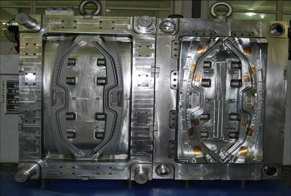 Automotive plastic injection mould for auto parts PA66 GF30 material hot runner
