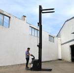 Stand On Electric Stacker Forklift 1 Ton Capacity Regenerative Braking