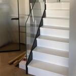 High Strength Modern Steel Stringer Staircase with Super White Tempered Glass