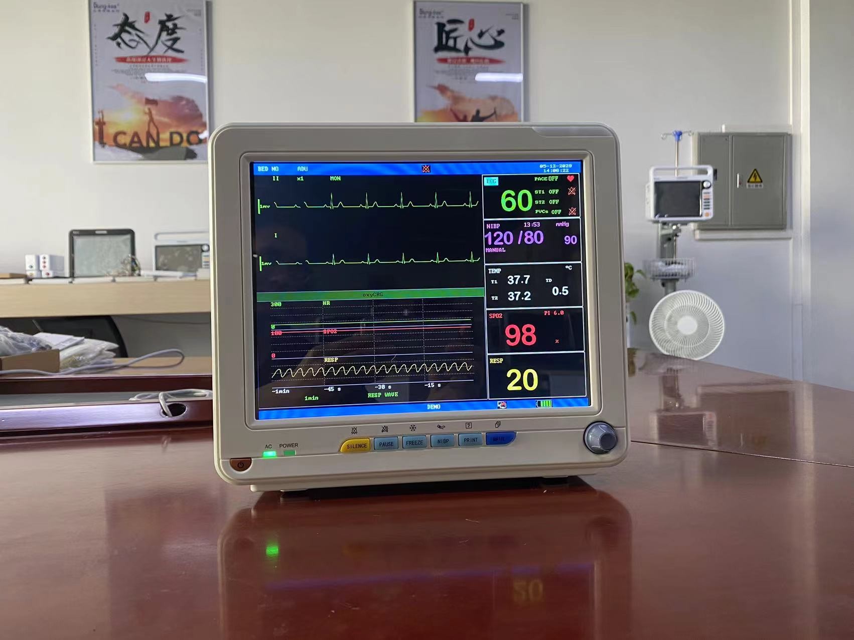 Lightweight Hospital Patient Vital Signs Monitors With ECG SPO2 NIBP Temp Measurement