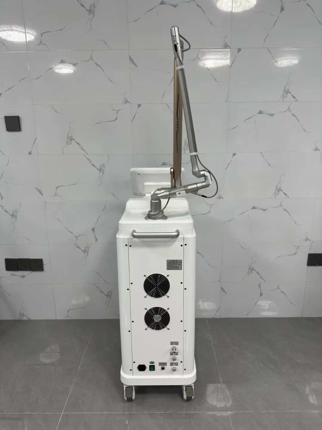 Beauty Salon 1000W IPL Laser Machine With 3*755nm 4*808nm 3*1064nm Laser Bar