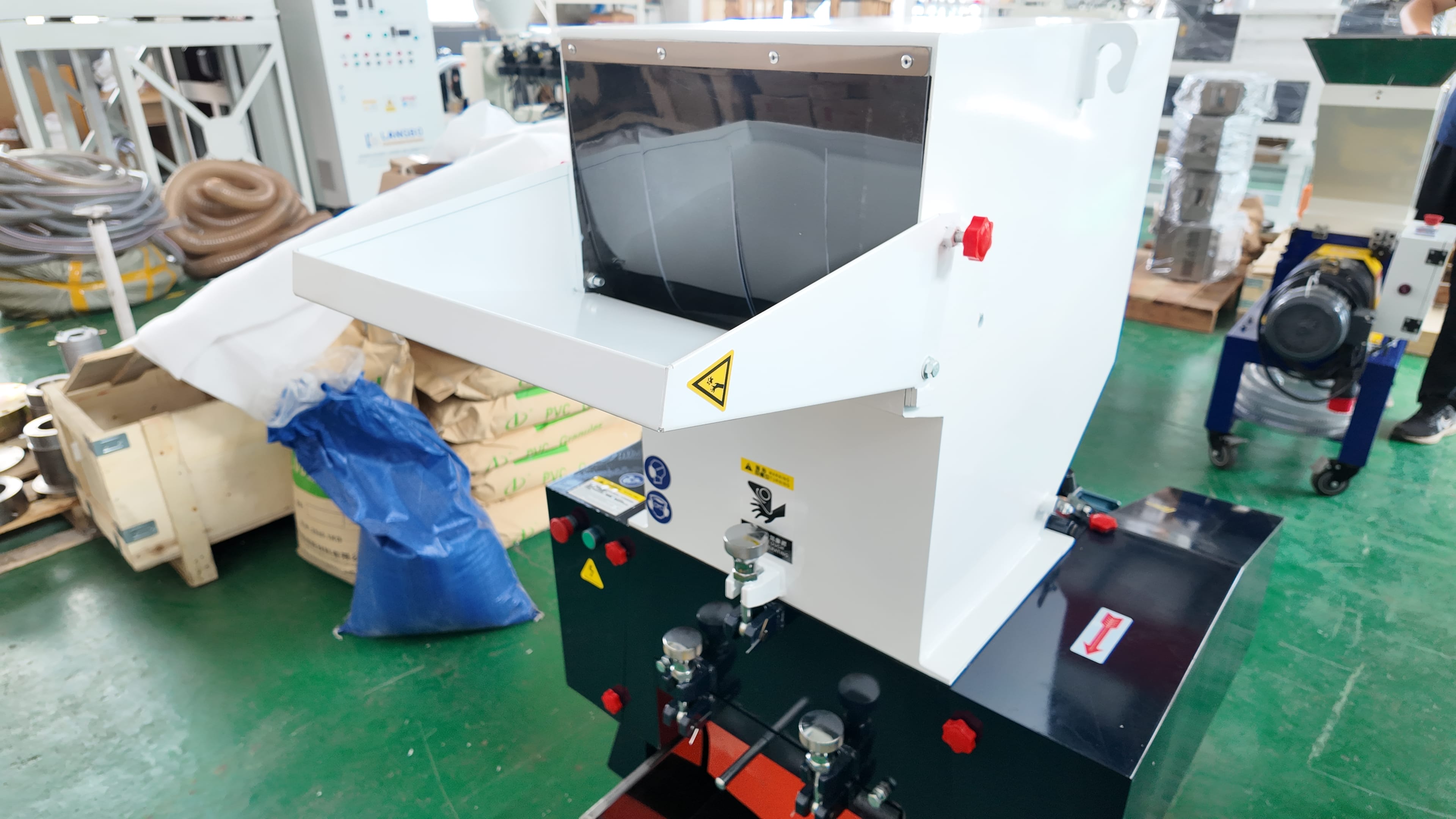 CE Certified Claw Type Hard Plastic Granulator Machine Automatic Recycling Plastic Crusher Machine for Plastic Industry