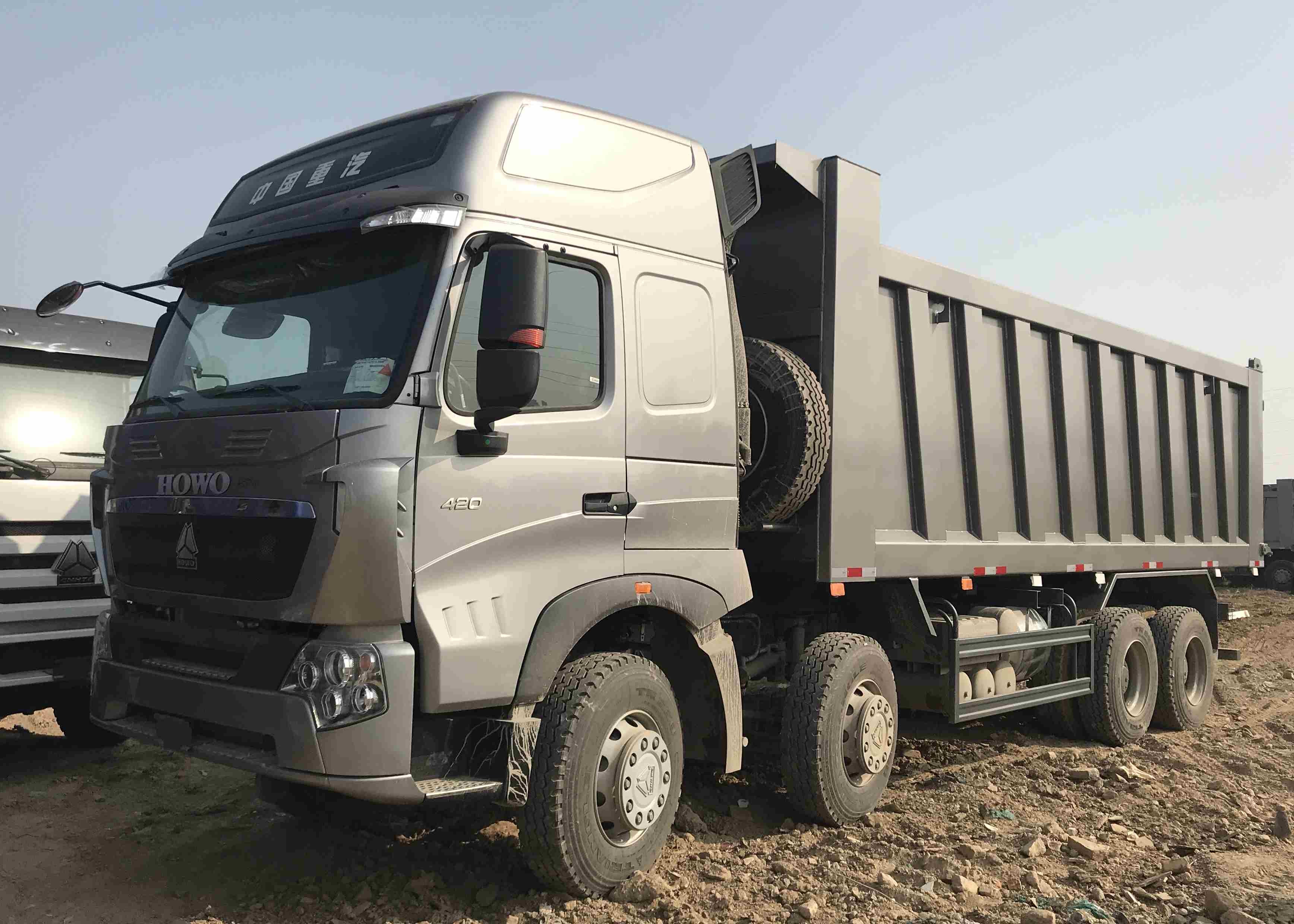 Powerful 371 Horse Power Heavy Duty Dump Truck For Construction And Transportation