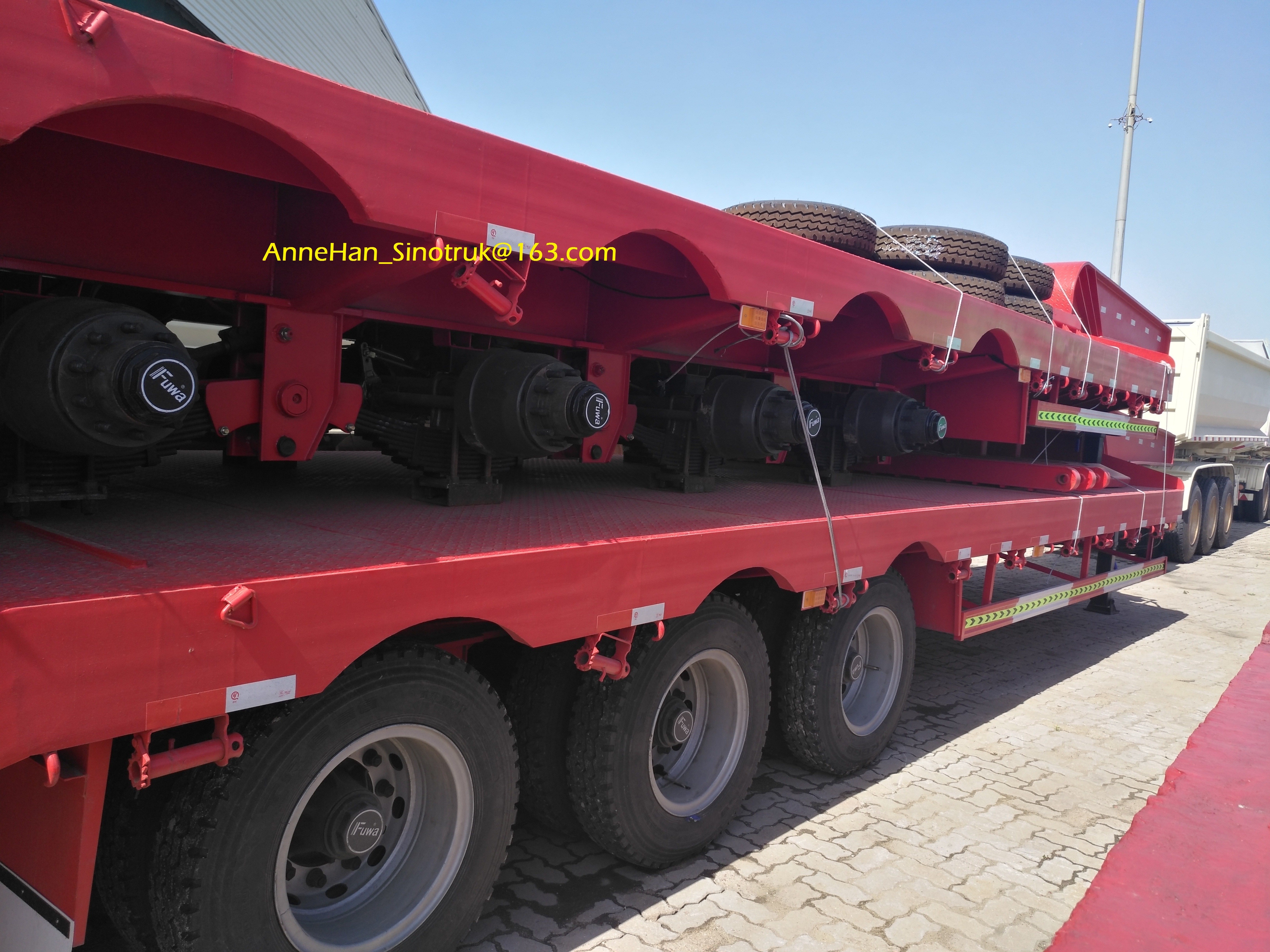 13000M 3 Alxes Lowbed Heavy Duty Semi Trailers 50-60T 12 Tires With 2 Legs