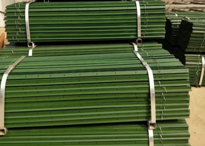 Secure Livestock Black And Green Y Post 0.8-2.04kg/M Adaptable To Wire Mesh Barriers.