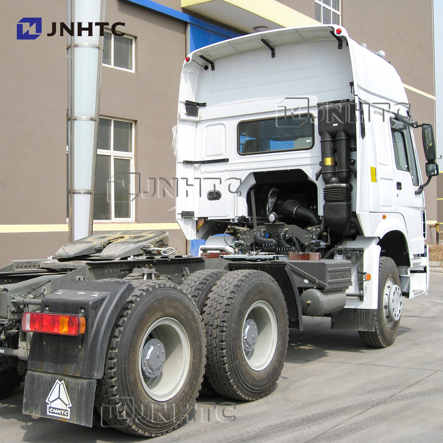 Sinotruk HOWO Tractor Head 6x4 RHD Tractor Trailer Trucks In Tanzania