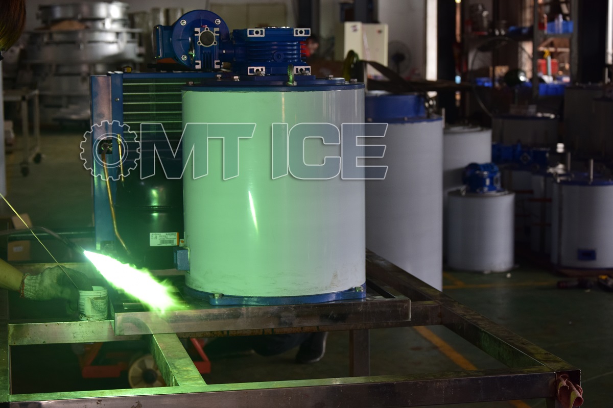 400kg Commercial Ice Flaker Machine With Ice Storage Bin And Siemens PLC Control System